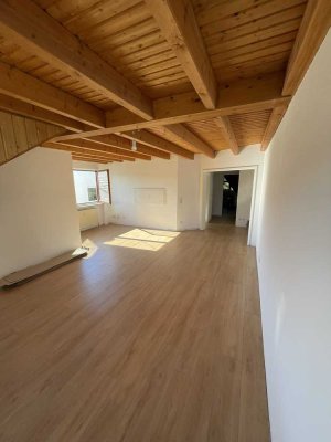 Moderne 3-Zimmer-Wohnung mit großem Balkon, Hobbyraum & Studiofläche in ruhiger Lage