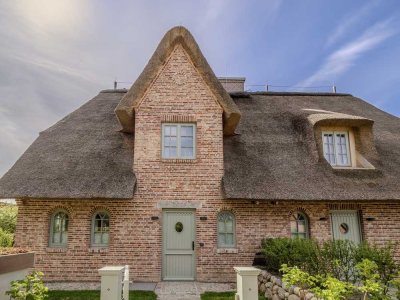 Exklusive Doppelhaushälfte unter Reet – stilvolles Wohnen im Herzen von Westerland