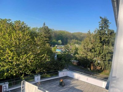 Außergewöhnliche 4,5 Zimmerwohnung mit Einbauküche und riesiger Terrasse im Grünen!