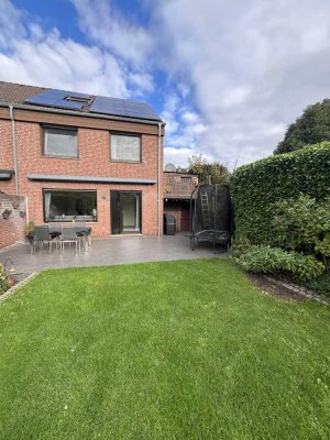 Geräumiges und helles Einfamilien-Endhaus mit Garage & Gartenidylle im Duisburger Süden.