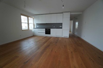 Luxuriöse 2-Zimmer-Wohnung mit Balkon und EBK und Einbaumöbeln - teilmöbliert