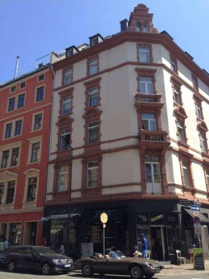SACHSENHAUSEN-BRÜCKENVIERTEL: Pfiffiges Dachstudio mit Galerie