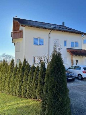 Schöne, helle 2,5-Zimmer-Dachgeschoß-Wohnung mit EBK , Balkon und Gartenmitbenutzung
