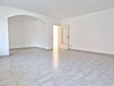 Gut geschnittene 2,5 ZKB mit BALKON im Hochparterre!