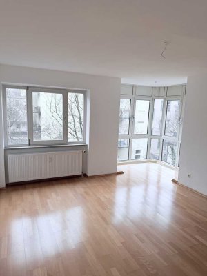 Helle 1 Zimmer Wohnung mit verglastem Erker in Toplage München Lehel