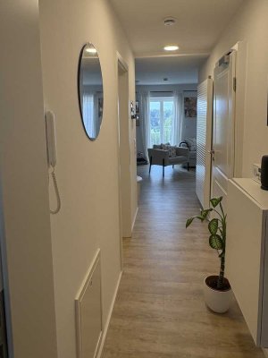Sehr schöne, hochwertig sanierte 2-Zimmer-Altbauwohnung mit Balkon und Einbauküche im 2. OG