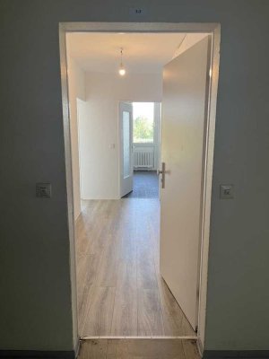 VOLLSANIERTE 2-ZKB Wohnung | Mit AUFZUG, BALKON u. KELLER | LU-Oggersheim | AB SOFORT!