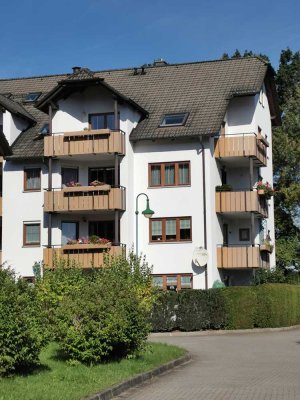 vermietete R.- DG-Maisonette mit Balkon, super ruhige und grüne Lage, Bad mit Wanne/DU, TG-Stellpl.