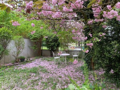 Romantische Oase mitten im Zentrum!Großzügige, sanierte Altbauwohnung mit Einbauküche!WG-geeignet!