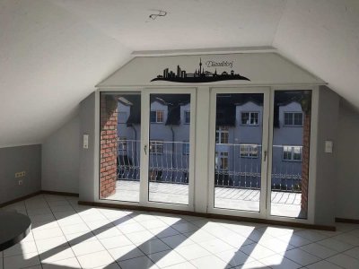 Moderne 3-Zimmer-Dachgeschosswohnung mit Balkon, Fußbodenheizung & Einbauküche – Dormagen - Zentral