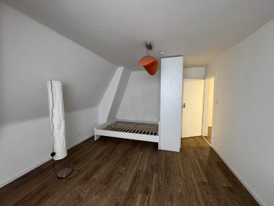 Helle 4-Zimmer Dachgeschosswohnung ideal für WGs