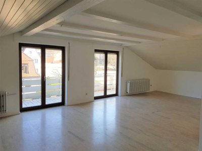 Geräumige Dachgeschoss- Wohnung mit großem Balkon