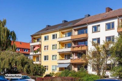 2-Familienhaus mit Garagengebäude und Halle