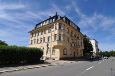 Schöne, helle 2 Zimmer Wohnung im Erdgeschoss - Bad mit Fenster