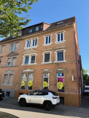 Nähe Bildungscampus: Renditestarkes, sanierungsbedürftiges Mehrfamilienhaus mit Gewerbeeinheit