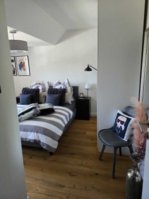 Stilvolle 3,5-Raum-DG-Wohnung mit gehobener Innenausstattung mit Balkon und EBK in Hamburg Rahlstedt