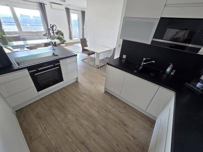 **FERNBLICK + ABSOLUTER FAMILIENTRAUM + Neubau + Klimaanlage + DAN Küche + 5 Zimmer, sonnige Dachgeschosswohnung im 9ten Stock + 2 Dachterrassen 52m²**