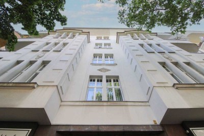 Stilvolle Altbauwohnung: 4-Zimmer mit Südwestbalkon, Aufzug und nur  200 m zum Ku’damm. Bezugsfrei