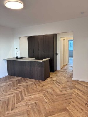 Sanierte, helle 2-Zimmer-Wohnung mit moderner Einbauküche und Balkon
