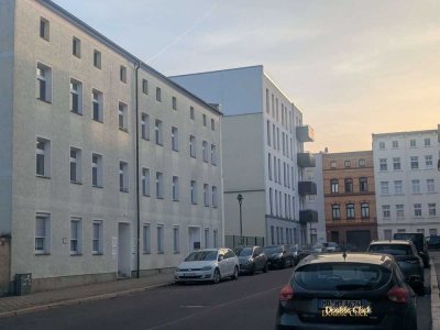 Großer Balkon + 4 Zimmer + Wohnküche + 2 Bäder + PKW-Stellplatz* in Sudenburg