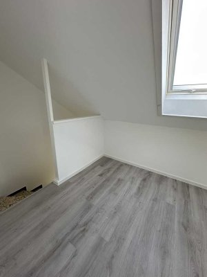 Stilvolle und kernsanierte 4-Zimmer Maisonette-Wohnung mit Balkon und Garten