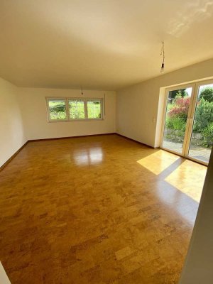 Vollständig renovierte 2-Raum-Wohnung mit Terrasse und Einbauküche