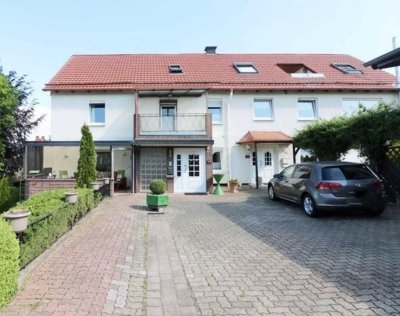 Frisch renoviertes Einfamilienhaus mit Einbauküche, Garten & 2 Garagen zu vermieten