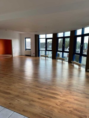 Einzigartige 3-Zimmer-Wohnung mit großzügiger Dachterrasse