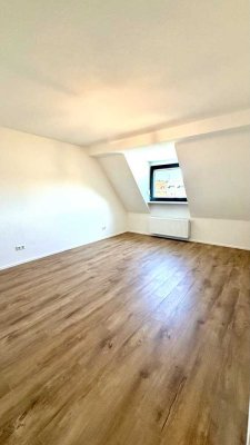 Charmante 3-Zimmer-Dachgeschosswohnung mit Balkon in Düsseldorf-Pempelfort - Kernsaniert