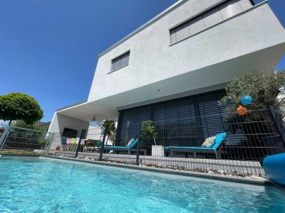 Exclusives Architektenhaus mit Pool - Einziehen und genießen