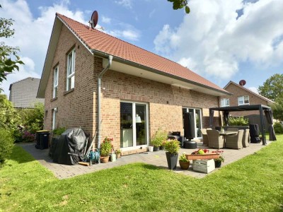 Zentrumsnah gelegen - Modern ausgestattetes Einfamilienhaus mit Garten und Stellplatz in 2. Reihe