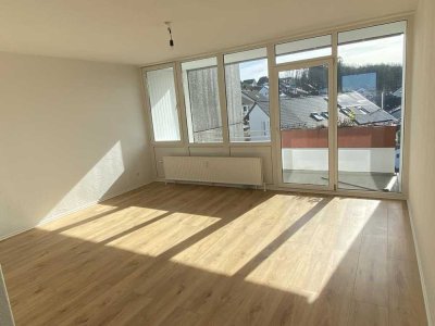 **RENOVIERTE 3-ZIMMERWOHNUNG MIT BALKON**