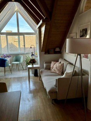 Charmante Dachwohnung mit 4 m Giebelhöhe und Wintergarten in Oberursel-Oberstedten