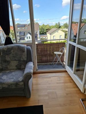 Geschmackvolle, modernisierte 2-Zimmer-Dachgeschosswohnung mit Einbauküche in Augsburg