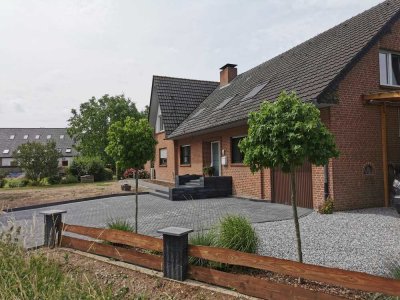 Geräumige moderne Dachgeschosswohnung mit Balkon und Garten