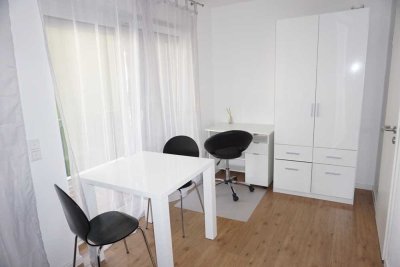 Modernes, möbliertes Zimmer mit Balkon