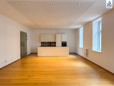 Zentrale Lage: Top-sanierte ca. 115 m2 Altbauwohnung 2-3 Räume mit Balkon und Sauna in der Hauptstraße