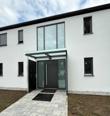 Neuwertige Terrassenwohnung mit vier Zimmern und Balkon in Haimhausen