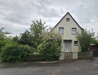 Einfamilienhaus mit großem Garten, überdachtem Balkon, Terrasse und 3 Garagen sucht neue Familie!