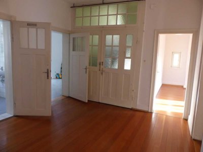 Weststadt-Idyll: Altbaucharme mit 2 Balkonen