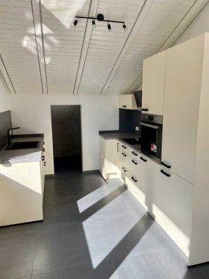 Stilvolle 2,5-Raum-Dachgeschosswohnung mit gehobener Innenausstattung mit EBK in Ludwigsburg