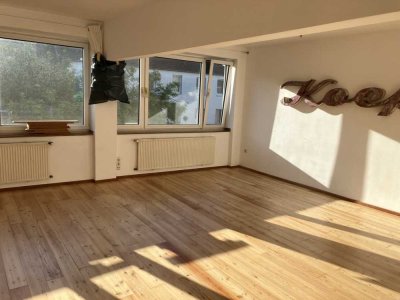 Helle 3-Zimmer Wohnung im 5. OG mit Balkon in Düsseldorf-Friedrichstadt