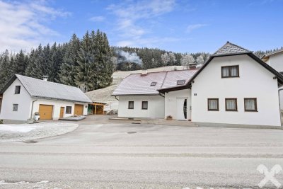 Wohnhaus mit mehreren Nebengebäuden