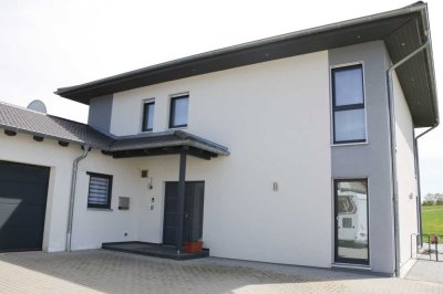 Modernes Einfamilienhaus mit großer Doppelgarage in Randlage Kreßberg