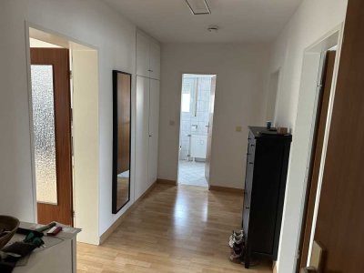Geschmackvolle 2,5-Raum-DG-Wohnung mit Einbauküche in Heusenstamm