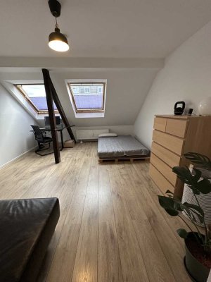 NIPPESSO! Charmante Altbauwohnung über den Dächern von Nippes. An der alten Rösterei.