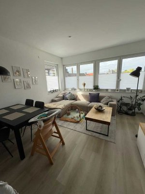 Helle ruhige Wohnung im Obergeschoss. Zentral mit großem Balkon zur Rückseite.