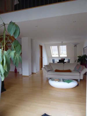 Helle Dachgeschoss-Maisonette mit Loft-Flair, 105 m² & Duplex-Stellplatz