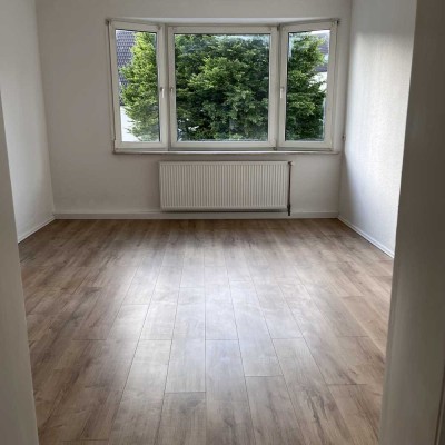 Helle komplett renovierte 2 Zimmerwohnung K,D,B