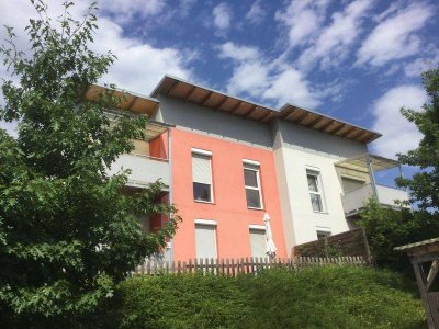 Gemütliche Familienwohnung mit Gartenanteil, Balkon und Carport